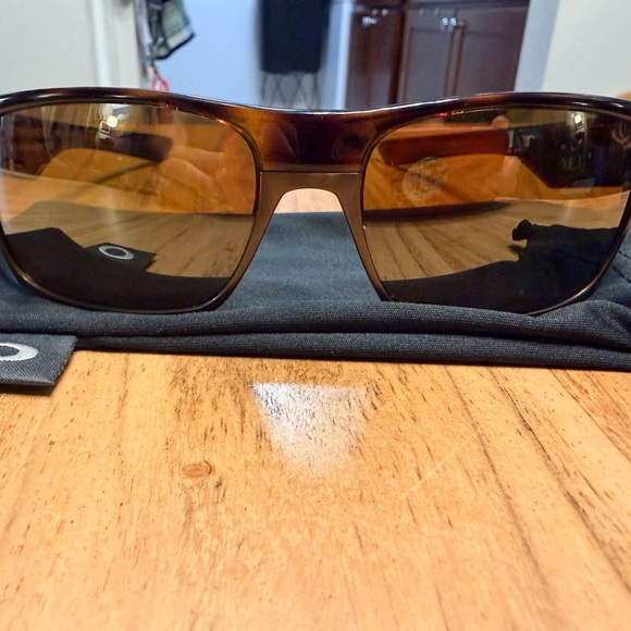 Oakley Twoface Men’s Tortoise Shell Brown polarized Lens Wrap Sunglasses